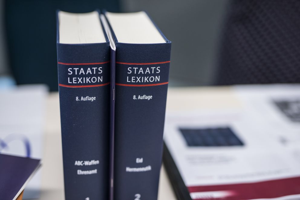 Buchrücken des ersten und zweiten Bandes des Staatslexikons