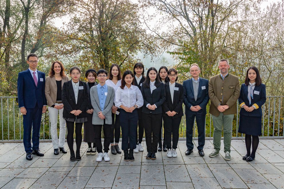 The picture shows the guests from Hangzhou with Vice President Professor Daniela Wawra (2nd from the left), ZLF Deputy Chairman Professor Werner Gamerith (2nd from the right) and Dr Hans-Stefan Fuchs, Head of the Teacher Placement Office for Primary and Secondary Education (3rd from the right). Photograph courtesy of Florian Stelzer