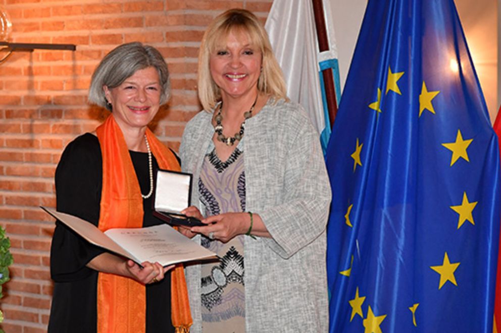 Bildhinweis: Universitätspräsidentin Prof. Dr. Carola Jungwirth erhielt die Europa-Medaille aus den Händen von Bayerns Europaministerin Dr. Beate Merk im Prinz-Carl-Palais in München. Foto: Bayerische Staatskanzlei/Rolf Poss