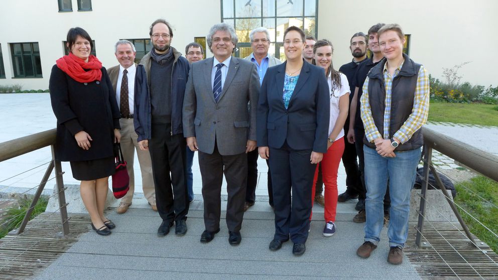 Prof. Dr. Roberto de Marca (Mitte) wurde begleitet von (v.l.) Eva Lang, FORWISS-Geschäftsführer Dr. Erich Fuchs, IEEE Student Branch Counselor Prof. Dr. Harald Kosch, Dr. Fritz Haslbeck, der Prodekanin der Fakultät für Informatik und Mathematik Prof. Dr. Brigitte Forster-Heinlein, IEEE Student Branch Chair Thomas Stieglmaier (2.v.r.), Dr. Christin Seifert (r.) sowie von Mitgliedern der IEEE-Hochschulgruppe. Foto: Universität Passau