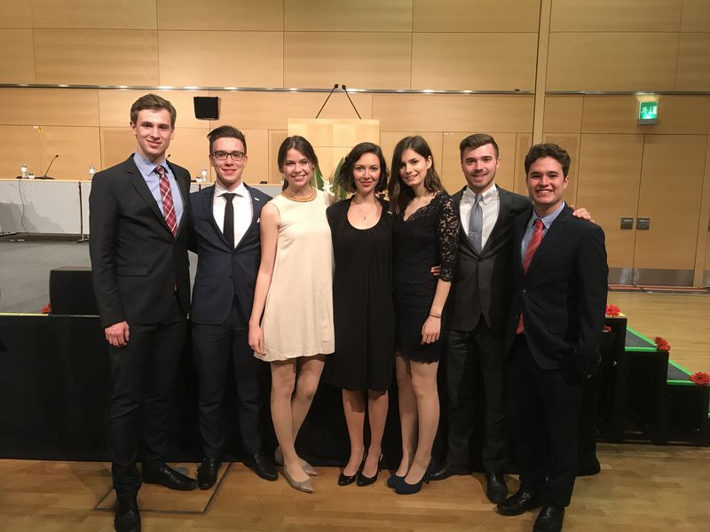 Niklas Fröhlich, Alexei Fries, Pauline Leven, Sarah Kraft, Veronika Scharf, Maximilian Zrenner und Felipe Volio Soley (von links) vertraten die Universität Passau mit großem Erfolg beim Willem C. Vis Moot in Wien. Foto: privat 