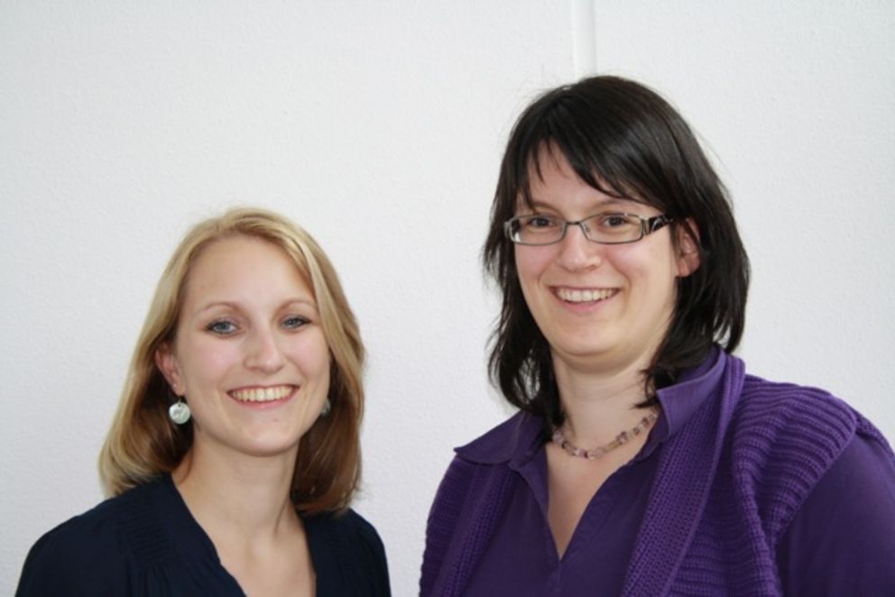 Julia Ruppert (links) und Eva Lang freuen sich über die Projektförderung von Google.

