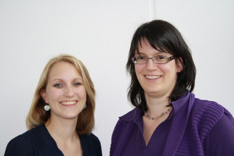 Julia Ruppert (links) und Eva Lang freuen sich über die Projektförderung von Google.
