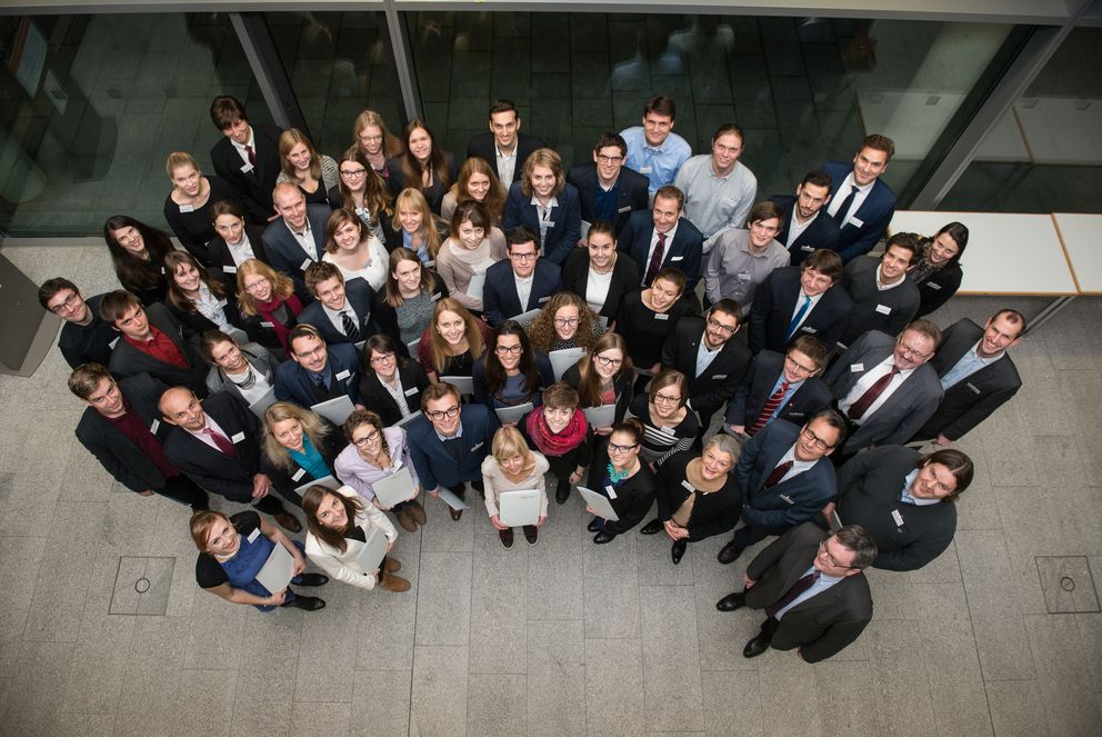 Das Bild zeigt die Stipendiatinnen und Stipendiaten mit ihren Förderern. Foto: Universität Passau