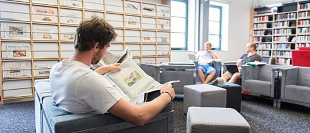 Zeitungsleser in der Library Lounge