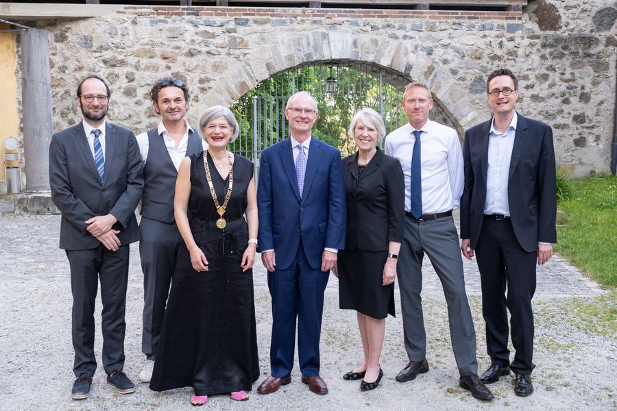 Professor Donald C. Hambrick and his wife, Peg, being welcomed by University President Carola Jungwirth, Vice Presidents Harry Haupt and Harald Kosch, the Dean of the School of Business, Economics and Information Systems, Professor Michael Grimm, and Professor Andreas König. Photograph: University of Passau