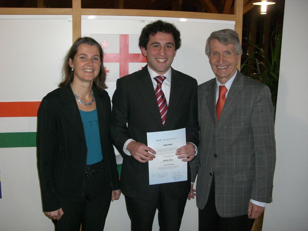 George Oziashvili (Mitte) mit Barbara Lehrmann, der Leiterin des Akademischen Auslandsamts, und Präsident Universitätsprofessor Dr. Walter Schweitzer.