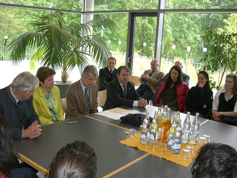 Prof. Dr. Franz Lehner (von links), der regelmäßig an bulgarischen Universitäten lehrt, Vizepräsident Prof. Dr. Ulrich Manthe, Stefan Filipov, der im Namen der bulgarischen Studierenden der Vizepremierministerin Dr. Meglena Plugtschieva einen Blumenstrauß überreichte, MdL Konrad Kobler und Universitätspräsident Professor Dr. Walter Schweitzer.