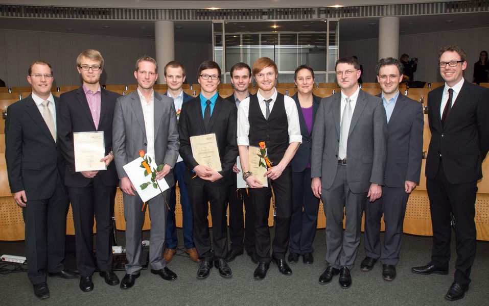 Preisträger (von links): Stefan Payer (CipSoft GmbH Regensburg, Sponsor), die Jahrgangsbesten Michael Freitag, Josef Kinseher, Sebastian Ott, Benedikt Strobl, Andreas Poxrucker, Benjamin Planche, Prodekanin Prof. Dr. Brigitte Forster-Heinlein, Studiendekan Prof. Dr. Tomas Sauer, Dekan Prof. Dr. Ilia Polian und Dr. Michael Guppenberger (msg systems AG Passau, Sponsor)