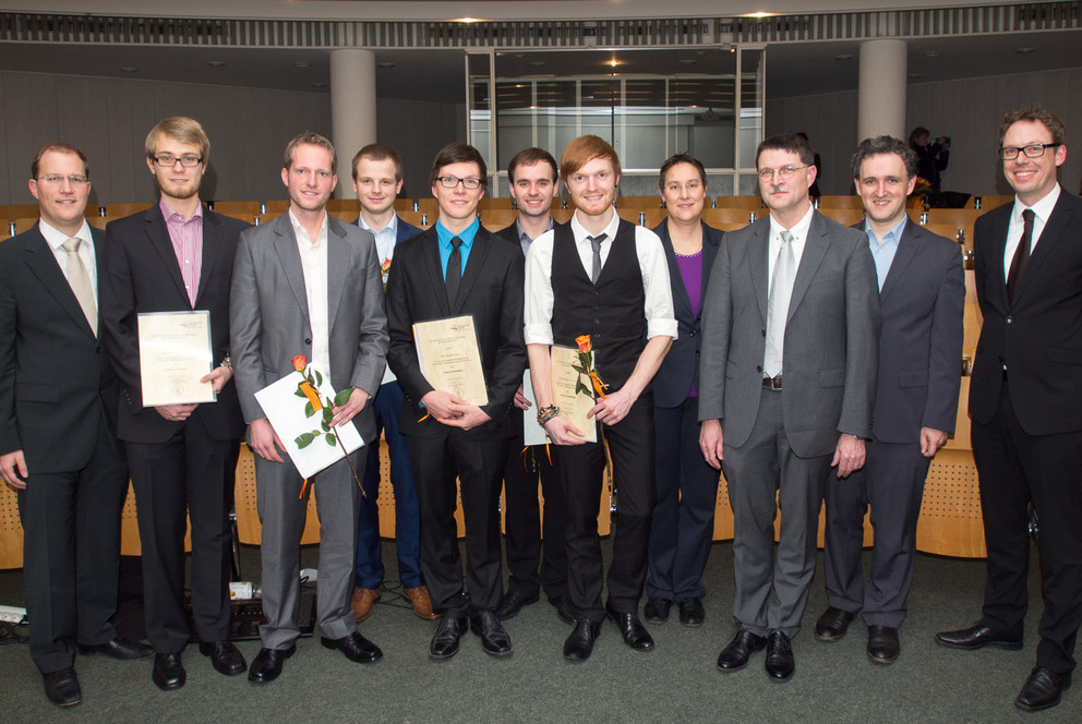 Preisträger (von links): Stefan Payer (CipSoft GmbH Regensburg, Sponsor), die Jahrgangsbesten Michael Freitag, Josef Kinseher, Sebastian Ott, Benedikt Strobl, Andreas Poxrucker, Benjamin Planche, Prodekanin Prof. Dr. Brigitte Forster-Heinlein, Studiendekan Prof. Dr. Tomas Sauer, Dekan Prof. Dr. Ilia Polian und Dr. Michael Guppenberger (msg systems AG Passau, Sponsor)