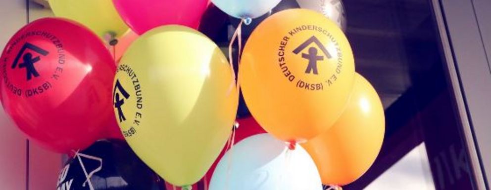 Bunte Luftballons mit Logo des Kinderschutzbundes