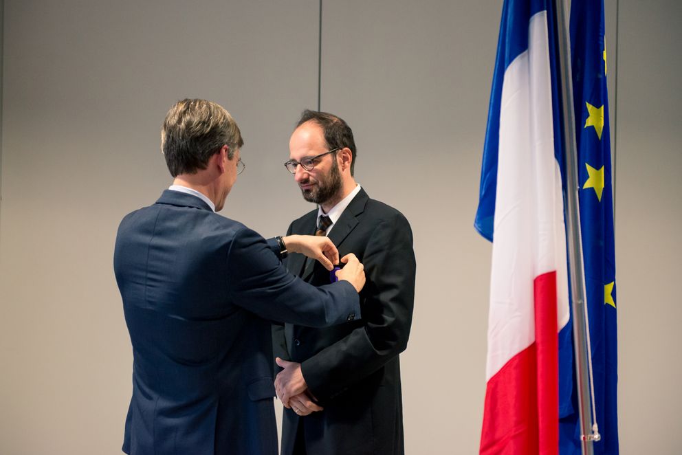 Verleihung des Ordens durch Generalkonsul Jean-Claude Brunet