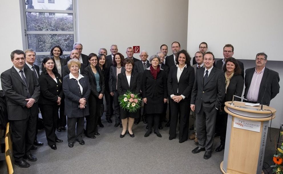 Prof. Dr. Judit Simon (Mitte) bei der feierlichen Verleihung der Ehrendoktorwürde. Unter anderem gratulierten Vizepräsident Prof. Dr. Mihály Görög (Corvinus Universität, 6.v.l.), Dekanin Prof. Dr. Zita Zoltayné Paprika (Corvinus Universität, 3.v.l.), Dekanin Prof. Dr. Marina Fiedler (Universität Passau, 7.v.r.), der ehemalige Präsident der Universität Passau, Prof. Dr. Walter Schweitzer (Reihe hinten, 5.v.l.), sowie Professorinnen, Professoren und Emeriti aus den wirtschaftswissenschaftlichen Fakultäten beider Universitäten.