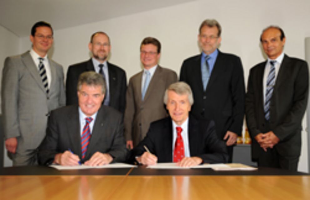 Präsident Prof. Dr. Reinhard Höpfl (vorne l.) und Präsident Prof. Dr. Walter Schweitzer (vorne r.) unterzeichnen die Kooperationsvereinbarung zwischen der Universität Passau und der Hochschule Deggendorf