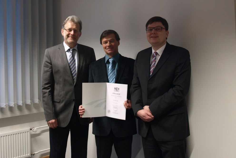 Prof. Dr. Rainer Sieg mit Präsident Prof. Dr. Burkhard Freitag (l.) und Prof. Dr. Rainer Wernsmann, Dekan der Juristischen Fakultät.