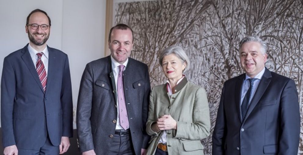 Manfred Weber mit Präsidentin Prof. Dr. Carola Jungwirth, Vizepräsident Prof. Dr. Harald Kosch und Kanzler Dr. Achim Dilling