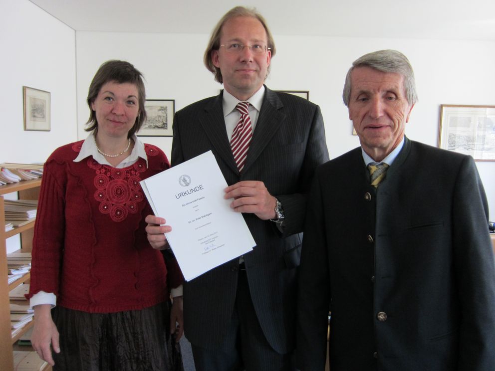 Professor Bräutigam (Mitte) mit Präsident Professor Schweitzer und der Dekanin der Juristischen Fakultät, Professorin Dr. Ulrike Müßig
