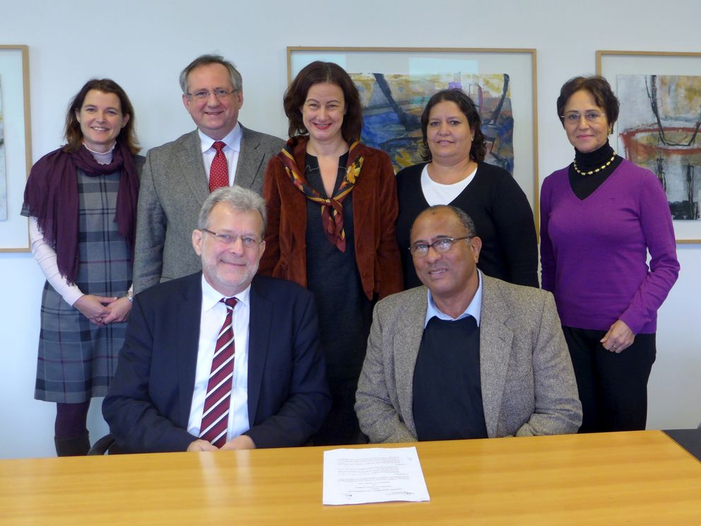 Professor Burkhard Freitag, President of the University of Passau and Dr Lázaro Peña (seated), Barbara Zacharias (Head of the International Office and Student Services Division, rear left), Professor Klaus G. Binder (Hanns-Seidel-Stiftung), Vice President Ursula Reutner, Dr Maday Alonso del Rivero Antigua (Universidad de La Habana) and Diana Fabiola Espejo de Taeschner (interpreter).