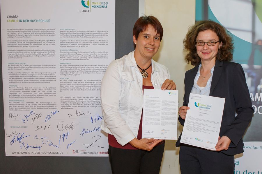 Kanzlerin Dr. Andrea Bör und Gleichstellungsreferentin Dr. Claudia Krell bei der Unterzeichnung. Foto: Universität Hohenheim / Jan Winkler
