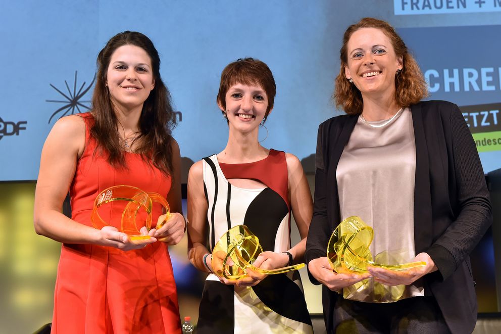 Die drei Preisträgerinnen des Jahres 2015 (v. l.): Carola Mayr (1.Preis, Hochschule der Medien Stuttgart), Theresa Liebl (3.Preis, TH Deggendorf), Britta Meixner (2. Preis, Universität Passau).