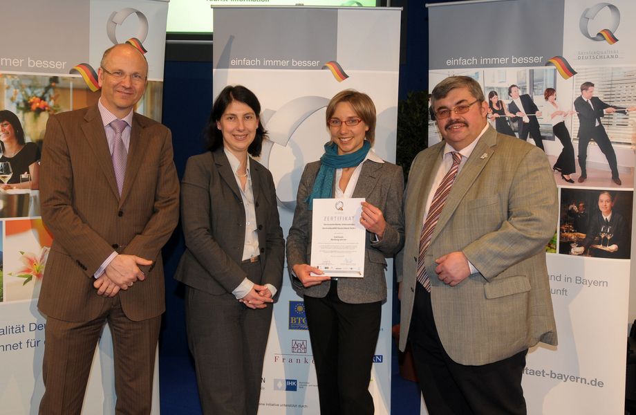 Von links: Dr. Uwe Brandl (Präsident des Bayerischen Gemeindetags und Bürgermeister der Stadt Abensberg), Katja Hessel (Bayerns Wirtschaftsstaatssekretärin), Stefanie Wölfl (Projektleiterin bei CenTouris), Siegfried Gallus (Präsident des Bayerischen Hotel- und Gaststättenverbandes)