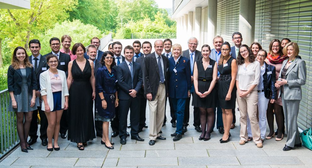 Die ehemaligen Stipendiaten aus Brasilien mit ihren Förderern Wilhelm und Jenny von Finck (Mitte), Vizepräsidentin Prof. Dr. Ursula Reutner (3.v.l.), den Dozenten Alan Baxter und Ana Rosa Neves Ramos von der Universidade Federal da Bahia (4. u. 5. v.l.), Prof. Dr. Gustavo Diniz von der Universidade de São Paulo (hinten Mitte), den Passauer Professoren Dennis Solomon (hinten v.r.), Dieter Anhuf und Emeritus Klaus Dirscherl, sowie der Passauer Dozentin Isabell Ramos-Kauhausen (2.v.r.) und Dott. Cristina Pontalti Ehrhardt, stellv. Geschäftsführerin des Sprachenzentrums (r.). Foto: Universität Passau