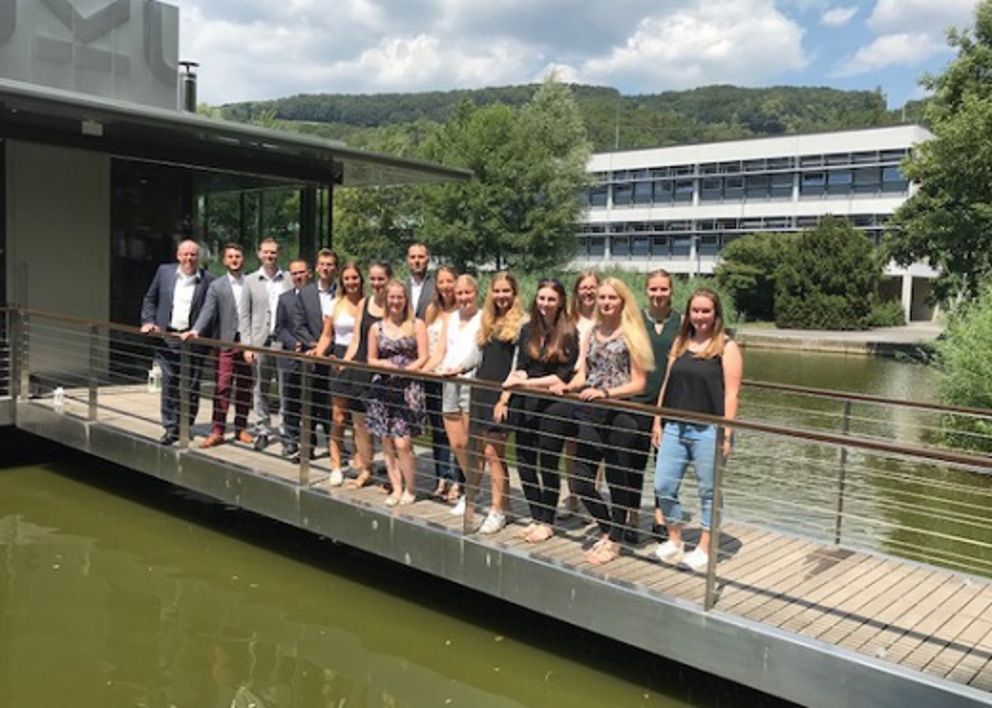 Foto der Teilnehmerinnen, Teilnehmer und Dozenten mit Seminarleiter Prof. Dr. Robert Esser.