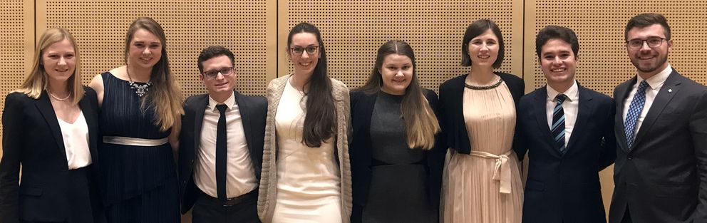 Gruppenfoto mit Anita Schiele, Andrea Windemuth, Vincent Maurer, Caroline Yersin, Lara-Joy Hüttmann, Franziska Gehann, Felipe Volio Soley und Maximilian Zrenner.