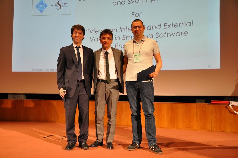 Bildhinweis: Prof. Dr. Sven Apel (r.) nahm den Preis in Florenz entgegen. Foto: ICSE