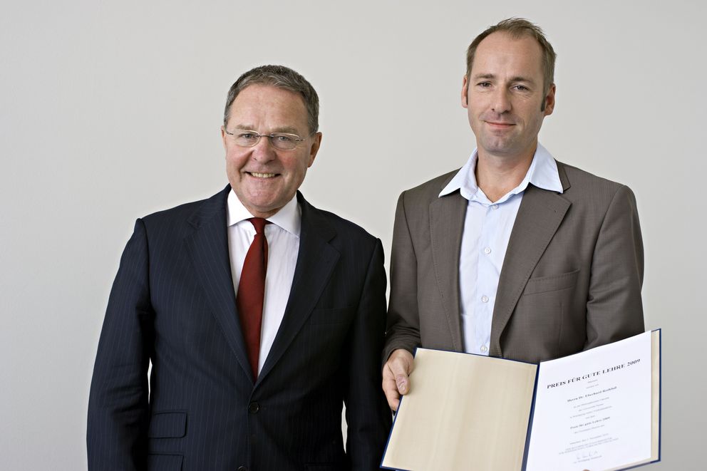 Wissenschaftsminister Dr. Wolfgang Heubisch (links) und Dr. Eberhard Rothfuß bei der Preisverleihung an der TU München.