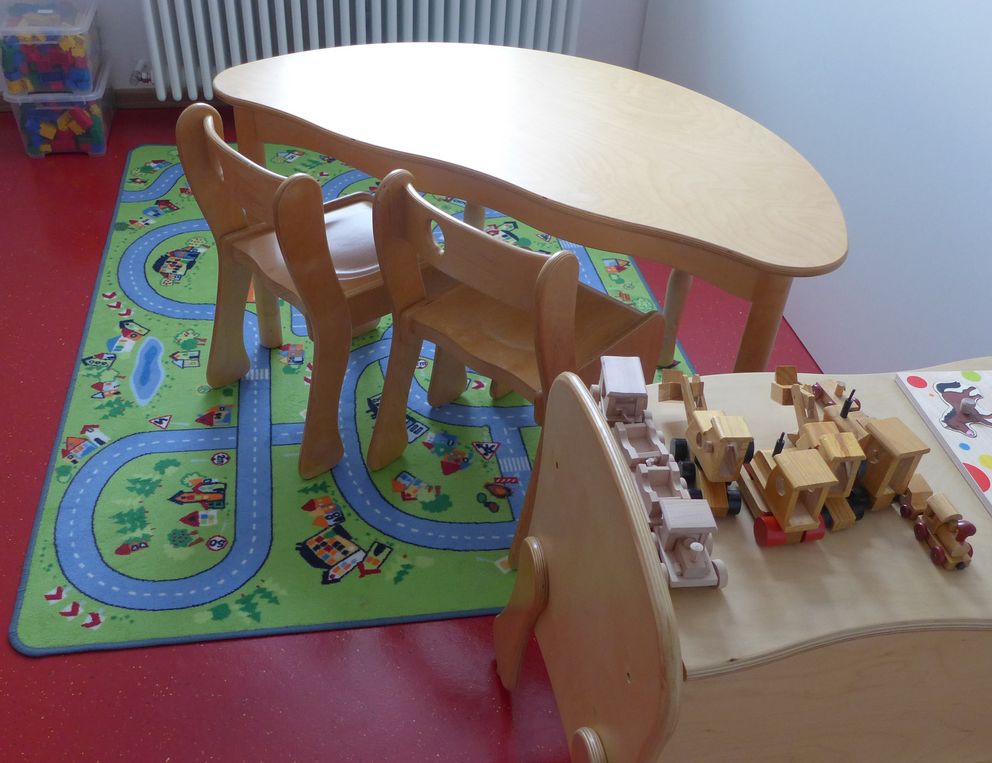 Für die Kinder gibt es eine Spieleecke mit Spieleteppich