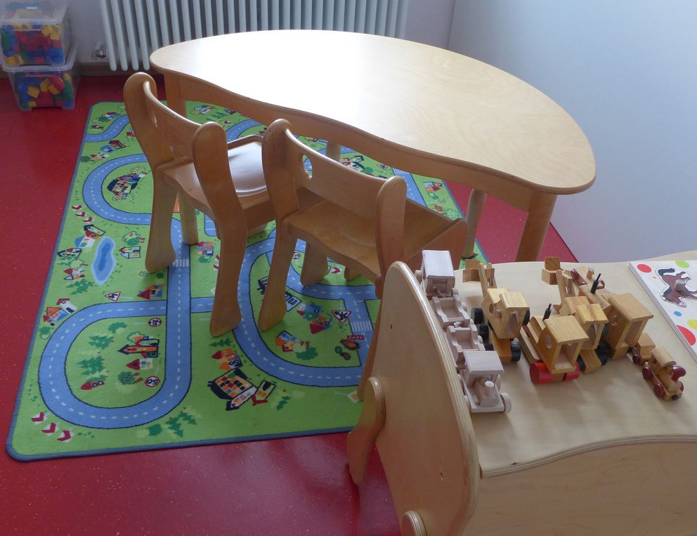 Für die Kinder gibt es eine Spieleecke mit Spieleteppich