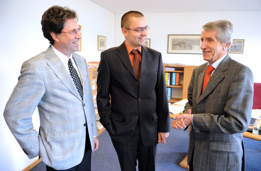 Dr. Sven Apel (Mitte) mit Universitätspräsident Prof. Dr. Walter Schweitzer (rechts) und Prof. Dr. Christian Lengauer (links) Illustration des Rechenschemas
