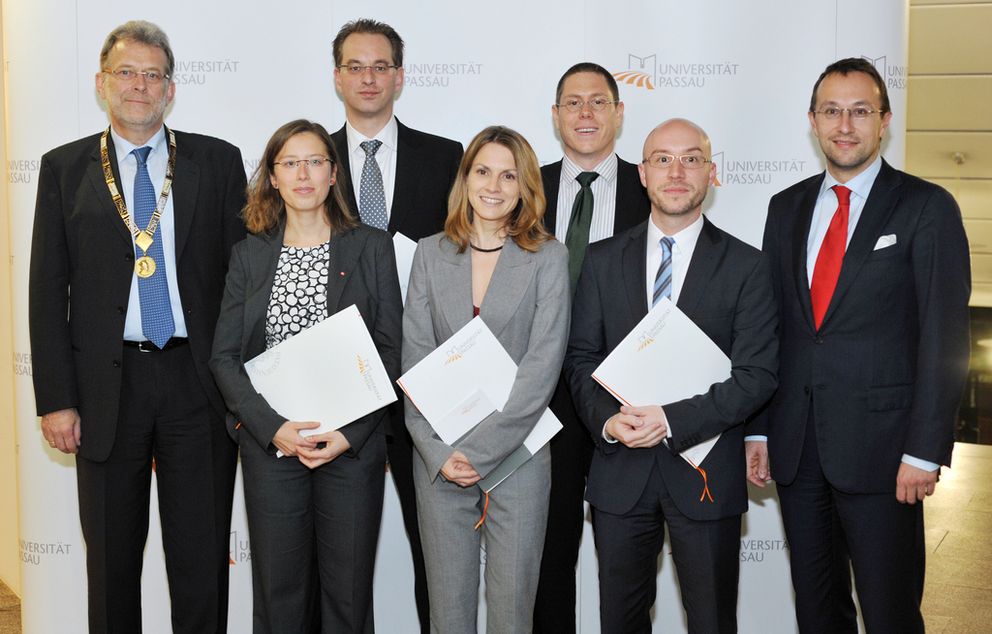 Dies academicus 2012: Präsident Prof. Dr. Freitag (l.) und Vizepräsident Prof. Dr. Robert Obermaier (r.) mit den Preisträgern und Preisträgerinnen für gute Lehre  