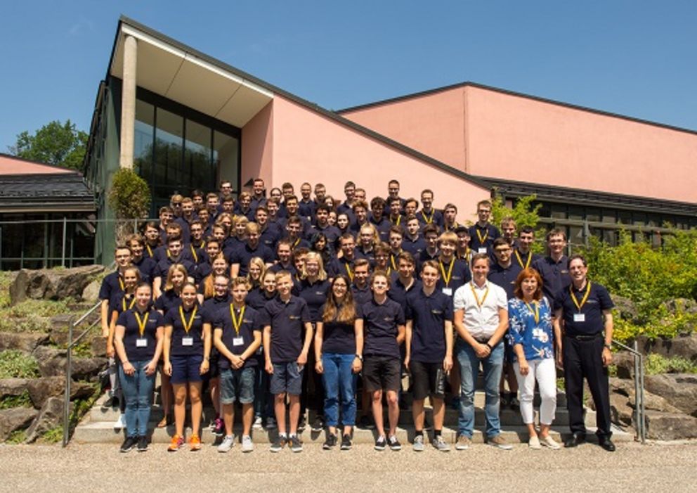 Gruppenfoto der Teilnehmerinnen und Teilnehmer des Informatik-Sommercamps 2018 mit Prof. Dr. Gordon Fraser sowie ihren Betreuerinnen und Betreuern. 