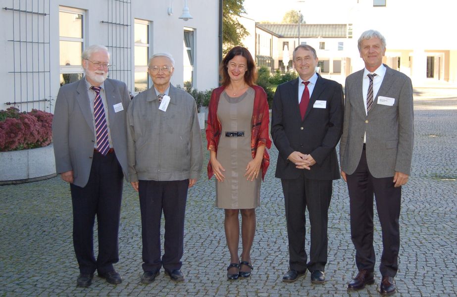 Prof. Dr. Bernd Krieg Brückner (Keynote-Speaker, DFKI Bremen, von links), Prof. Dr. Ruqian Lu (Chinese Academy of Science, Peking), Prof. Dr. Ursula Reutner (Vizepräsidentin der Universität Passau), Prof. Dr. Franz Lehner (Dekan der Wirtschaftswissenschaftlichen Fakultät), Prof. Dr. Martin Wirsing (Vizepräsident der LMU München). Foto: Universität Passau