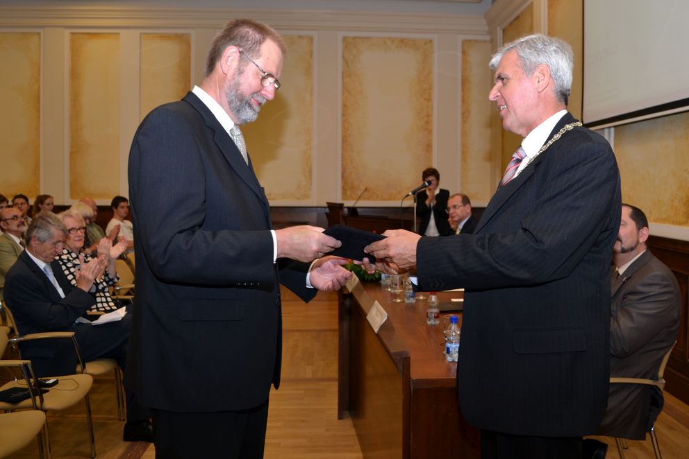 Bild oben: Prof. Walter Schweitzer (l.) mit dem Rektor der Corvinus Universität, Professor Dr. Zsolt Rostovänyi und Bild unten: Prof. Jochen Wilhelm bei seiner Ehrung durch Prof. Rostovänyi (r.)