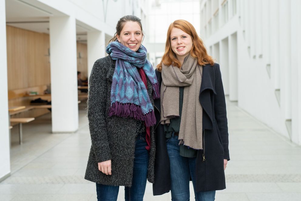Sie sind Bayerns beste Rednerinnen: Die Passauer Jura-Studentinnen Anna Kunz (rechts) und Nicola Antretter. Foto: Universität Passau