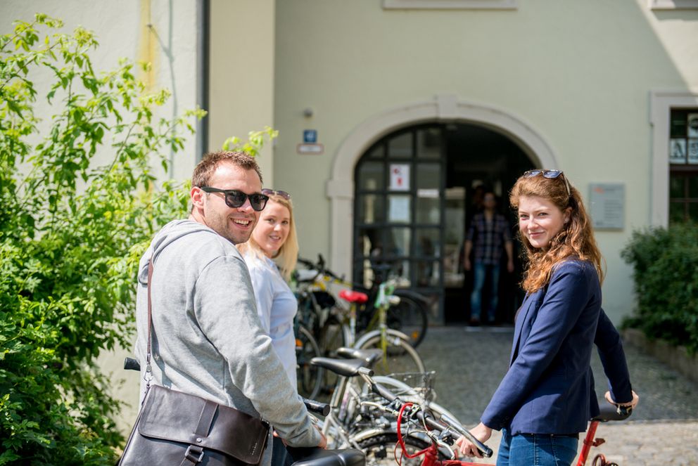 Studierende auf dem Campus