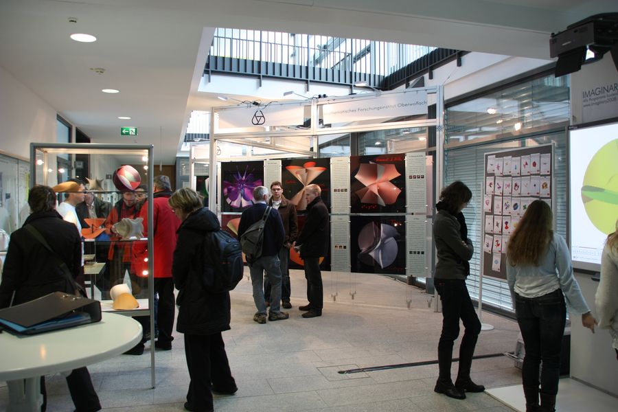 Die Ausstellung "Imaginary 2008" beeindruckte nicht nur die Schülerinnen und Schüler ...
... sondern auch "gestandene" Lehrerinnen und Lehrer beim Tag der Mathematik an der Universität Passau.