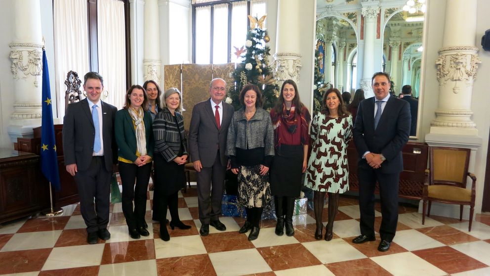 Vice President Ursula Reutner hands a gift to Vice President Perdo Farias Battle.
The delegation from Passau at the reception in Malaga's City Hall. From right to left:  Professor Ilia Polian (Chair of Computer Engineering), Barbara Zacharias (Head of the International Office and Student Services Division), Professor Daniela Wawra (Chair of English Language and Culture), Professor Carola Jungwirth (Chair of International Management), Mayor Francisco de la Torre Prados, Vice President Ursula Reutner (Chair of Romance Languages and Cultures and Director of the Language Centre), Anja Schuster (Head of Communication and Marketing), Gemma del Corral Parra (Director of Culture and Education of the City of Malaga), Javier Hernández (Director of Tourism of the City of Malaga).