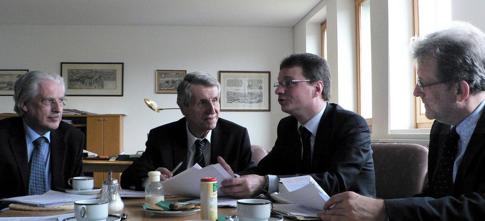 Prof. Dr. Ernst Struck (Vizepräsident für Lehre und Studium), Präsident Prof. Dr. Walter Schweitzer, MdL Bernd Sibler und Prof. Dr. Burkhard Freitag (Vizepräsident für Forschung und Technologietransfer) im Dialog