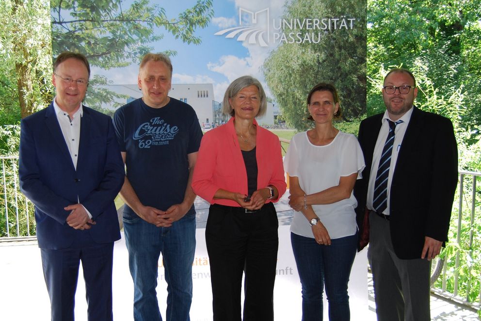 2. Bürgermeister Urban Mangold (l.), Präsidentin Prof. Dr. Carola Jungwirth und Hauptorganisator Uniarchivar Mario Puhane (r.) begrüßten die beiden Gäste mit der weitesten Anreise, Sabine Reinelt (Absolventin Jura) aus Mailand und Andreas Laskowski (Absolvent Informatik) aus Solingen. Foto: Rößler/Universität Passau