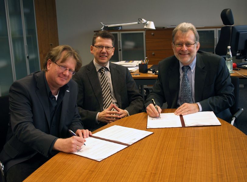 Prof. Dr. Karsten Fitz, Prof. Dr. Hendrik Hansen und Prof. Dr. Burkhard Freitag bei der Unterzeichnung des Kooperationsvertrags zur binationalen Promotion.
