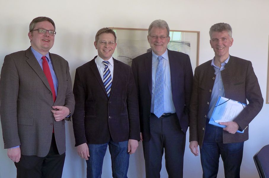 Präsident Prof. Dr. Burkhard Freitag (2. v. r.) und sein ständiger Vertreter Vizepräsident Prof. Dr. Rainer Wernsmann (l.) gaben Oliver Jörg (2. v. l.) und Dr. Gerhard Waschler einen Überblick über die Entwicklung der Universität.