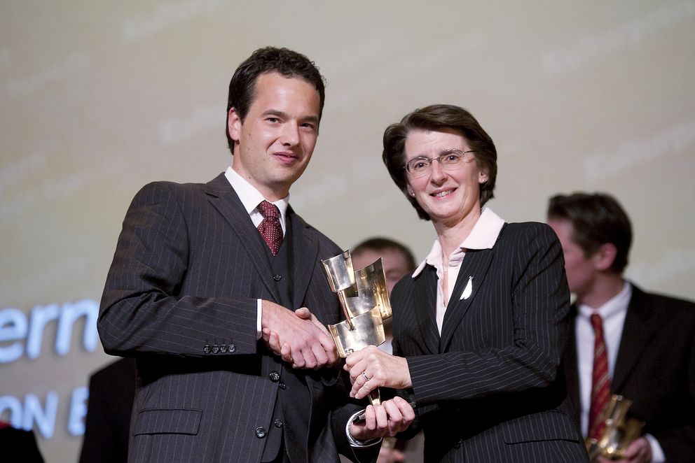 Prof. Dr. Gisela Anton, Professorin für Experimentalphysik an der Universität Erlangen-Nürnberg, überreicht Dr. Ond&#345;ej Kalina den Kulturpreis der E.ON Bayern AG.