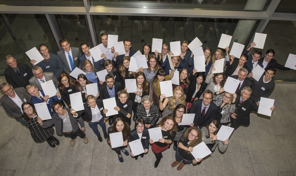The image shows the scholarship holders and their sponsors. Photo: University of Passau