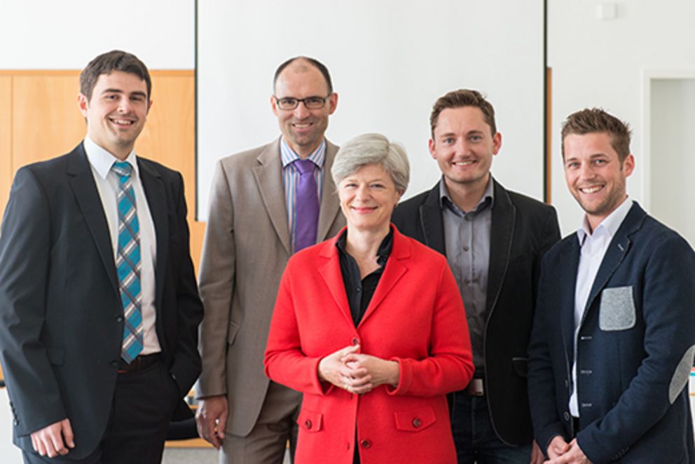 Bildhinweis (v.l.): Projektkoordinator Florian Philipp, Dr. Günther Hribek, Geschäftsführer des Transferzentrums der Universität Passau, Initiatorin Prof. Dr. Carola Jungwirth, sowie die Projektkoordinatoren Robert Richter und Robert Pfeffer. Foto: Florian Weichselbaumer