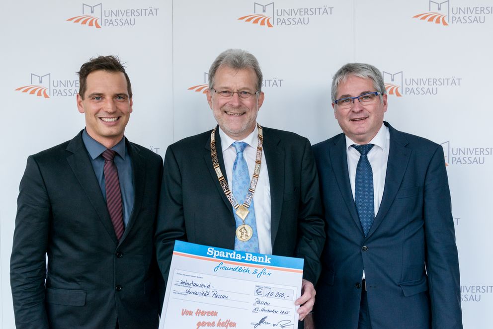 Das Bild zeigt (von links) Andreas Raitner, Prof. Dr. Burkhard Freitag sowie Johannes Lechner.