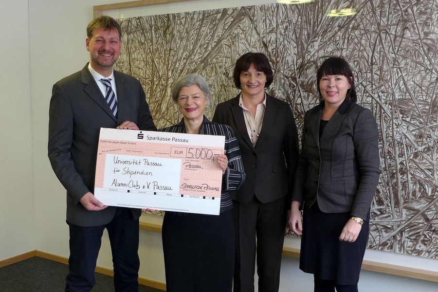 Marcus Marhoffer, 1. Vorsitzender des AlumniClubs Ehemaligenverein der Universität Passau, Anita Kroh (2.v.r.), Geschäftsführerin des AlumniClubs, und Doreen Müller-Murr (r.), Referentin für Öffentlichkeitsarbeit des AlumniClub, übergaben den Spendenscheck an Universitätspräsidentin Prof. Dr. Carola Jungwirth. Foto: Universität Passau